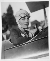 Amelia Earhart (1897-1937) a bostoni gyakorlógépen, 1926